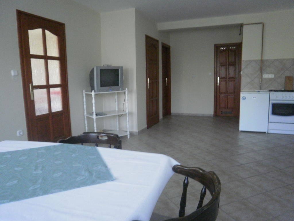 Zalakarosi Egerfa Nyaralohaz Foeldszinti Es Emeleti Apartman חדר תמונה