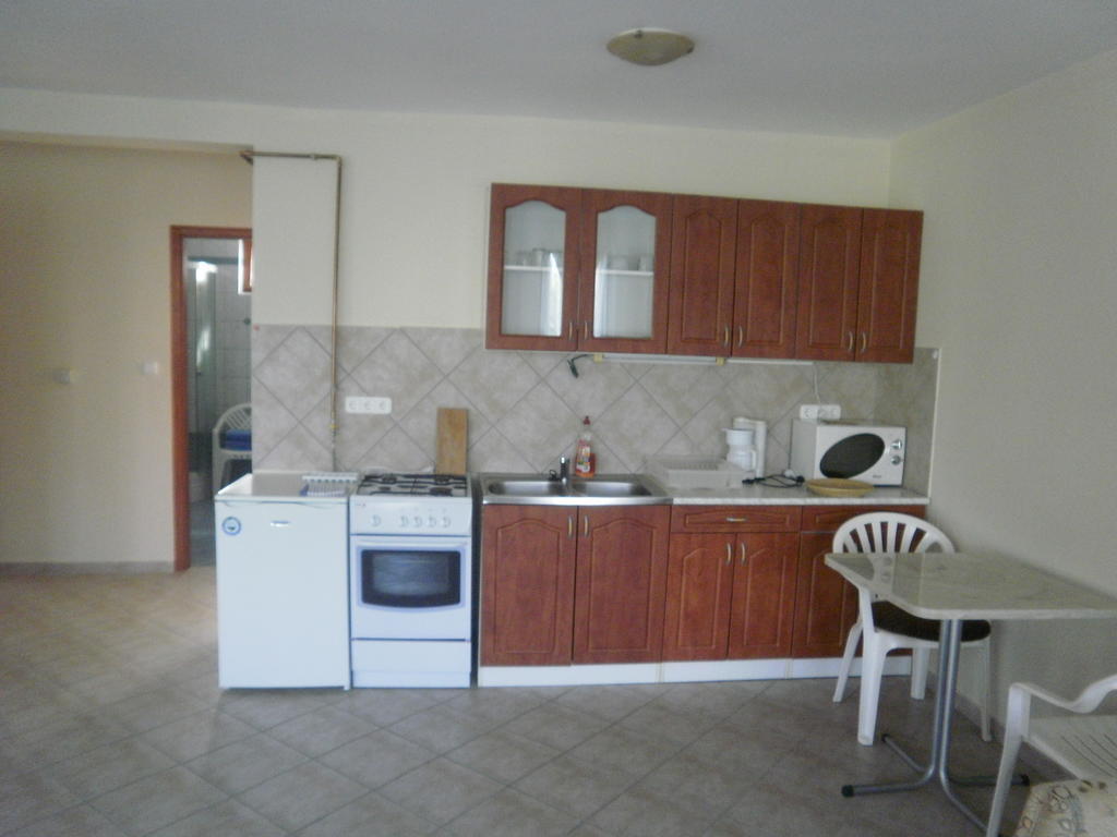 Zalakarosi Egerfa Nyaralohaz Foeldszinti Es Emeleti Apartman חדר תמונה