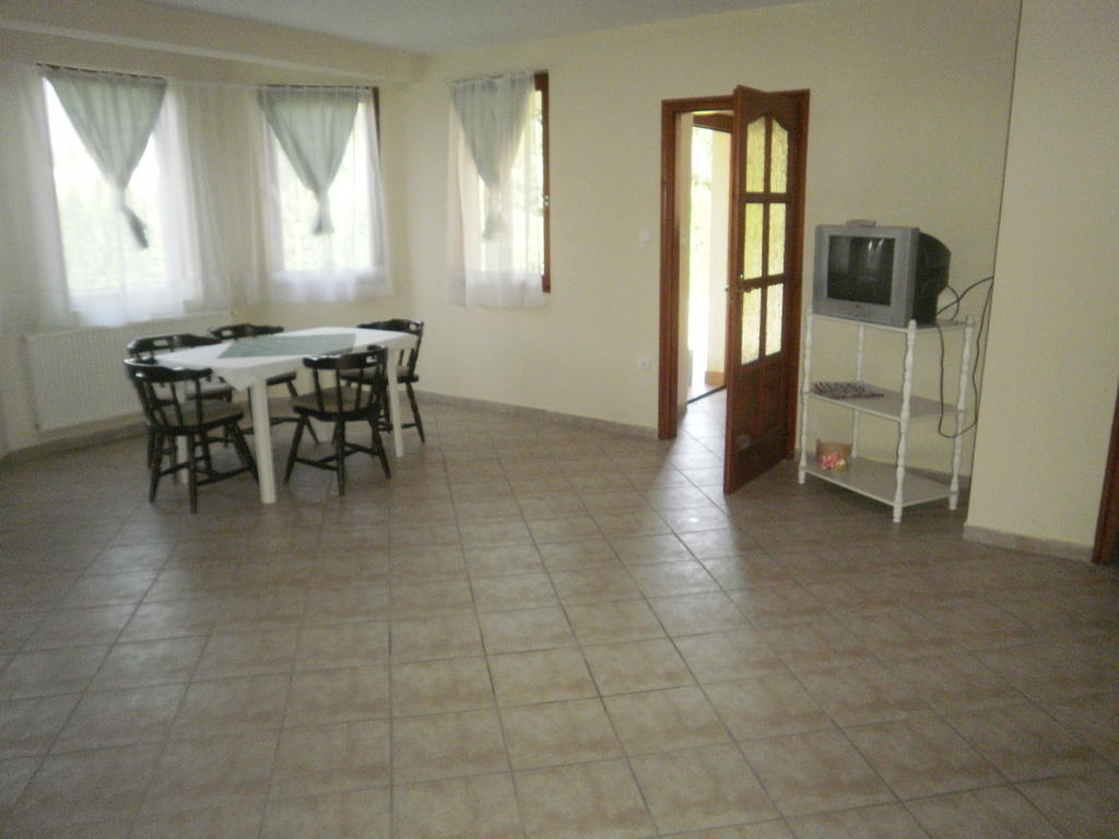 Zalakarosi Egerfa Nyaralohaz Foeldszinti Es Emeleti Apartman חדר תמונה