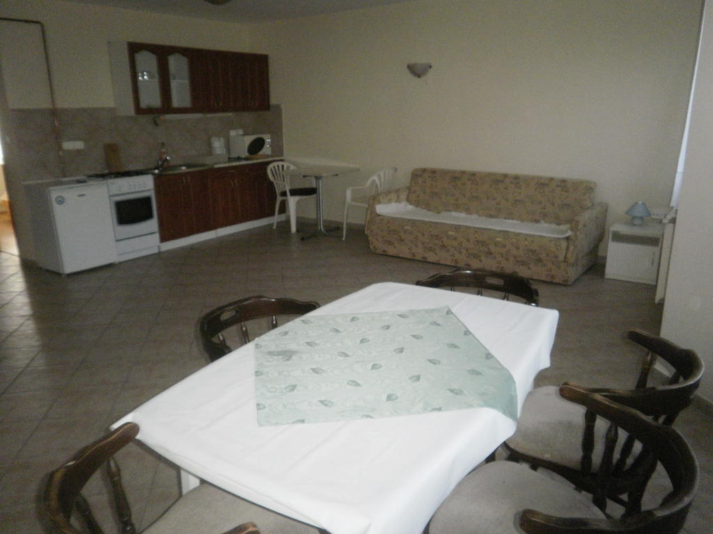 Zalakarosi Egerfa Nyaralohaz Foeldszinti Es Emeleti Apartman חדר תמונה