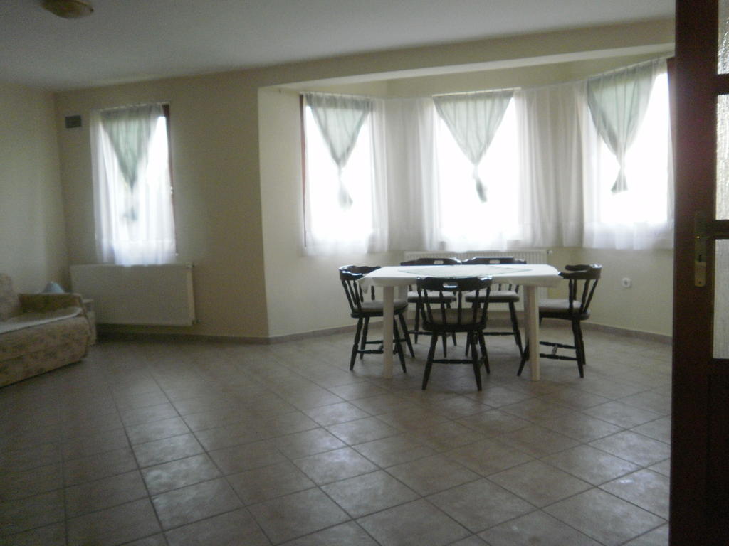 Zalakarosi Egerfa Nyaralohaz Foeldszinti Es Emeleti Apartman חדר תמונה