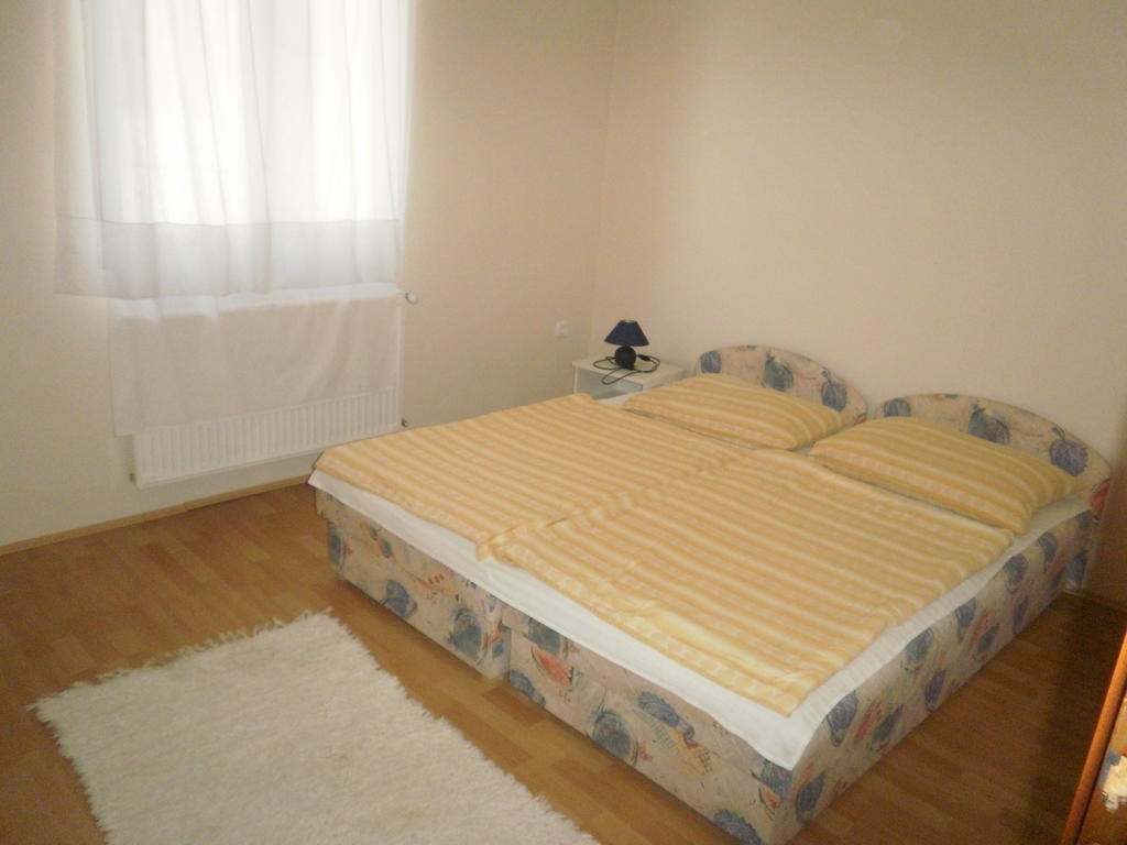 Zalakarosi Egerfa Nyaralohaz Foeldszinti Es Emeleti Apartman חדר תמונה