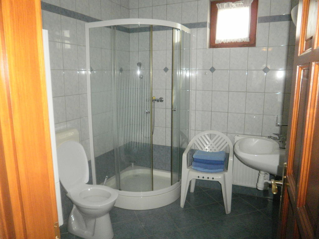 Zalakarosi Egerfa Nyaralohaz Foeldszinti Es Emeleti Apartman חדר תמונה